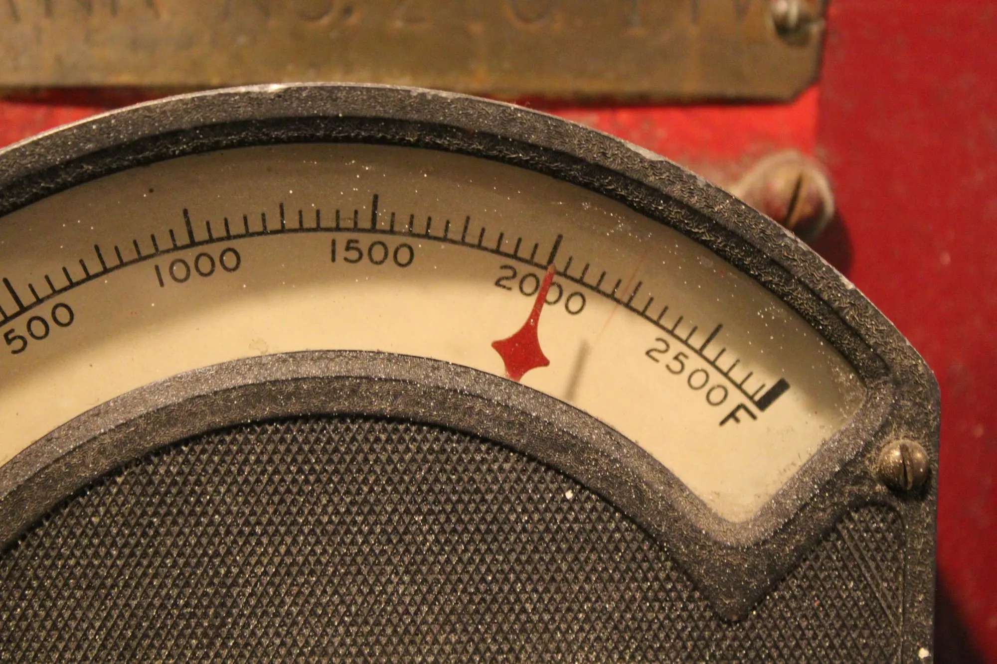 Close view of a temperature gauge with a scale from 500 to 2500 degrees Fahrenheit