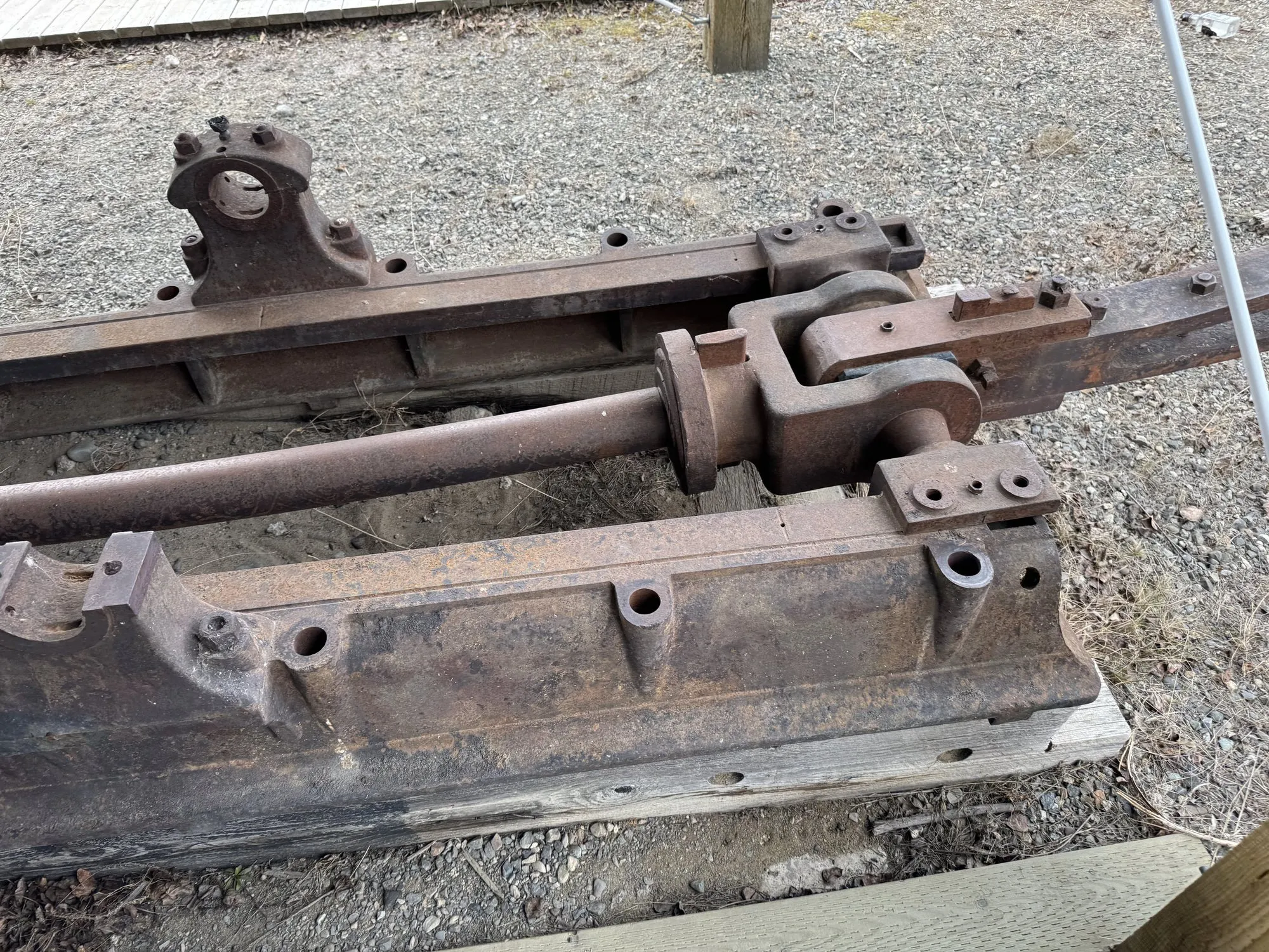 Starboard engine bed with paired guide bars and a crosshead