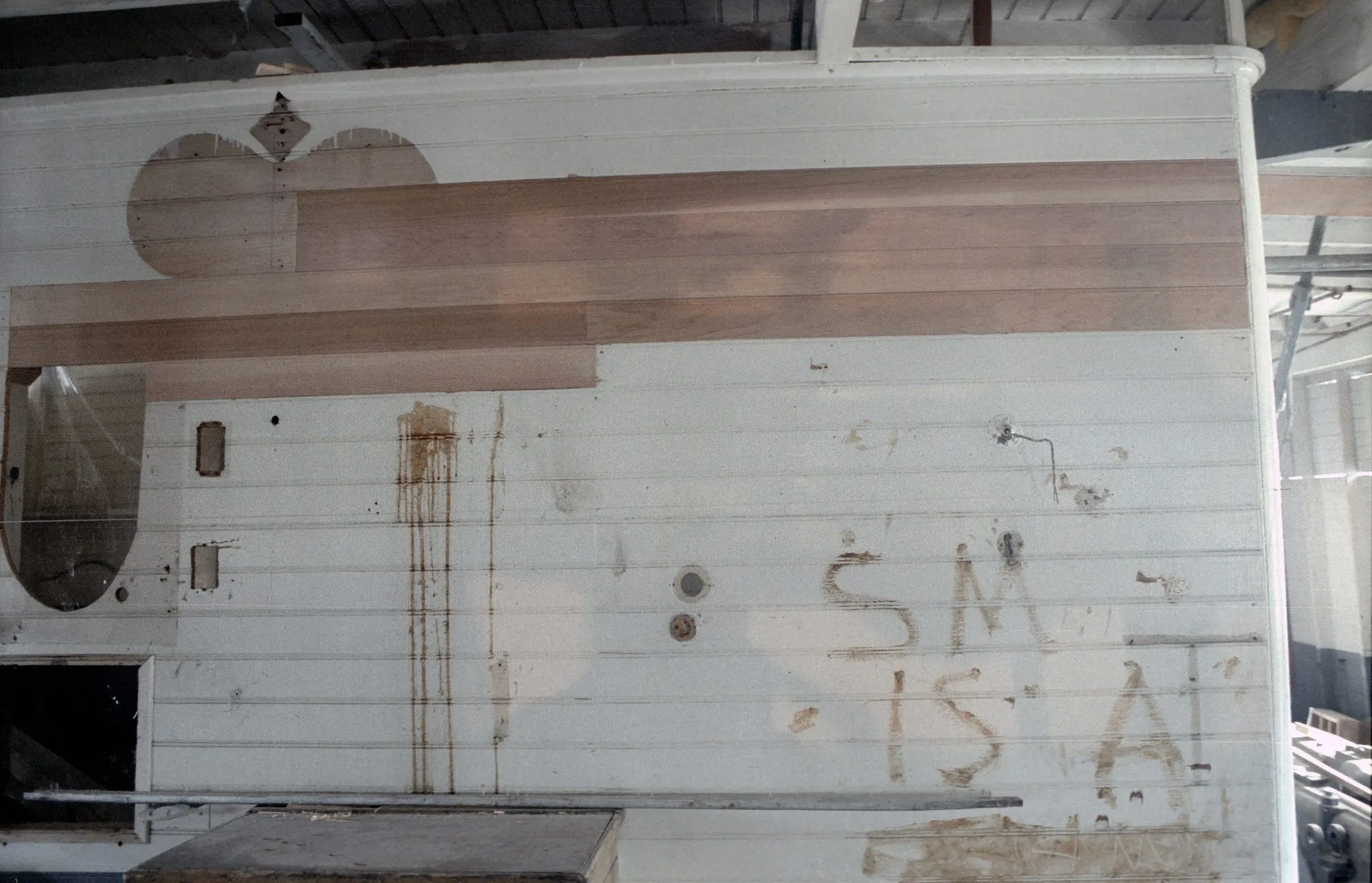 Bulkhead with decorative cut-outs